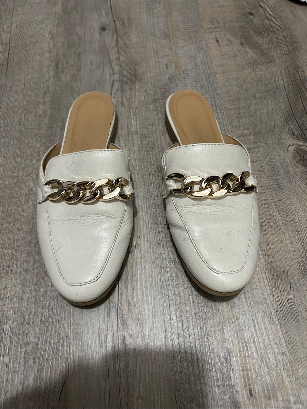 White Chain-Accent Women’s Slip-On Mules